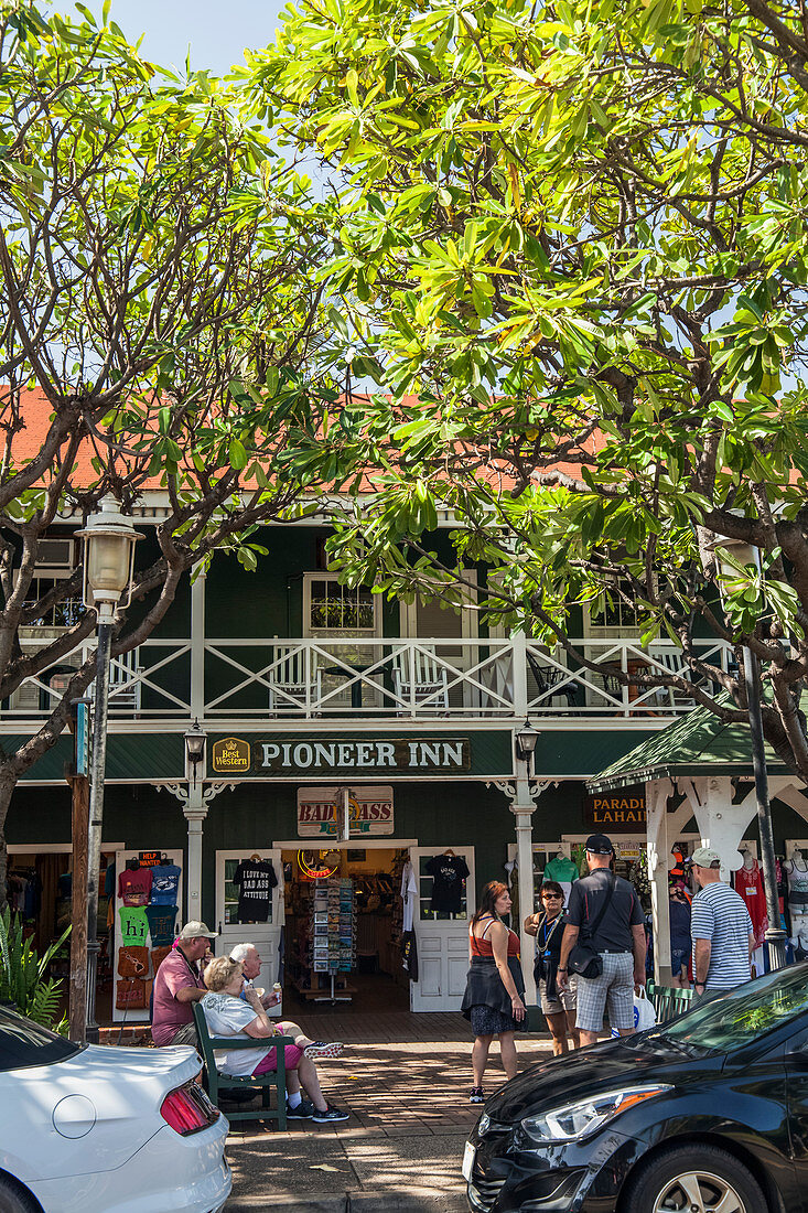 'Geschäfte im Lahina Stadtzentrum und Pioneer Inn; Lahaina, Maui, Hawaii, Vereinigte Staaten von Amerika'