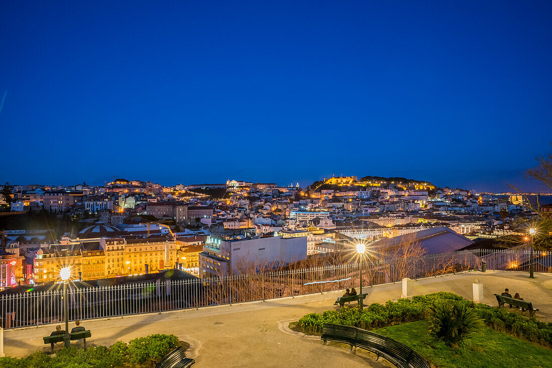 'Blick auf die Stadt Lissabon von Miradouro de Sao Pedro de Alcantara in der Nacht; Lissabon, Portugal'