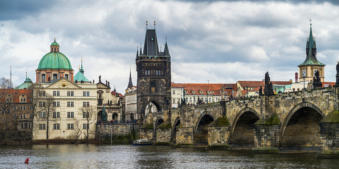 'Karlsbrücke überqueren die Moldau; Prag, Tschechische Republik'