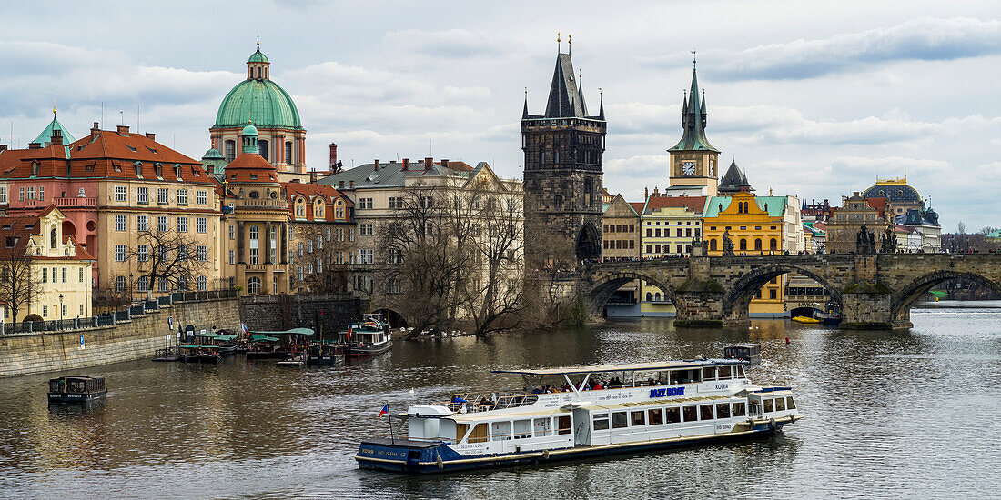'Ein Tourboot auf der Moldau; Prag, Tschechische Republik'