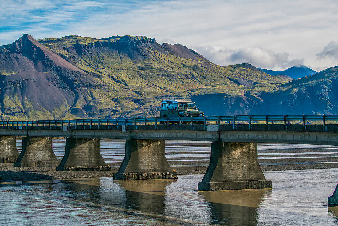 'Fahrzeug fahren über eine Brücke entlang der Südküste von Island; Island'