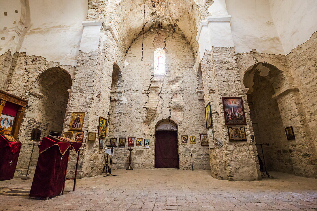 'Interior of the ancient cathedral at the Ikalto Monastery; Kakheti region, GeorgiaInnenraum der alten Kathedrale am Ikalto-Kloster, Kakheti-Region, Georgien'