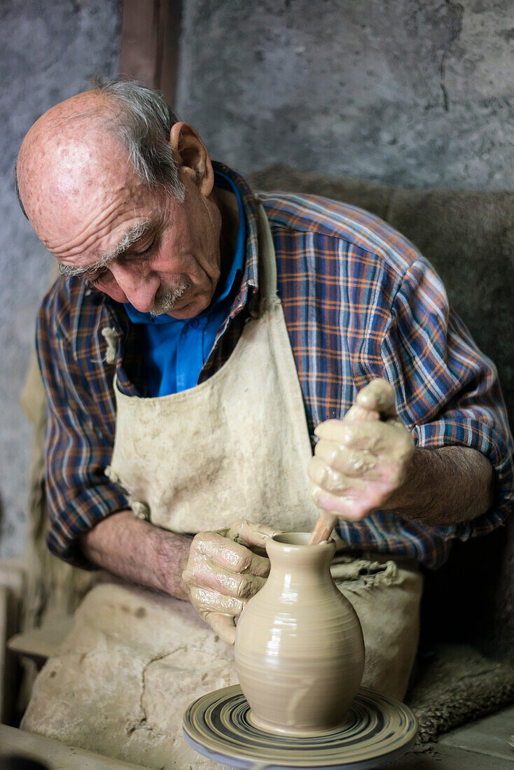 'Einer der besten Töpfer in Telavi zeigt seine Handwerkskunst; Telavi, Kakheti, Georgien'