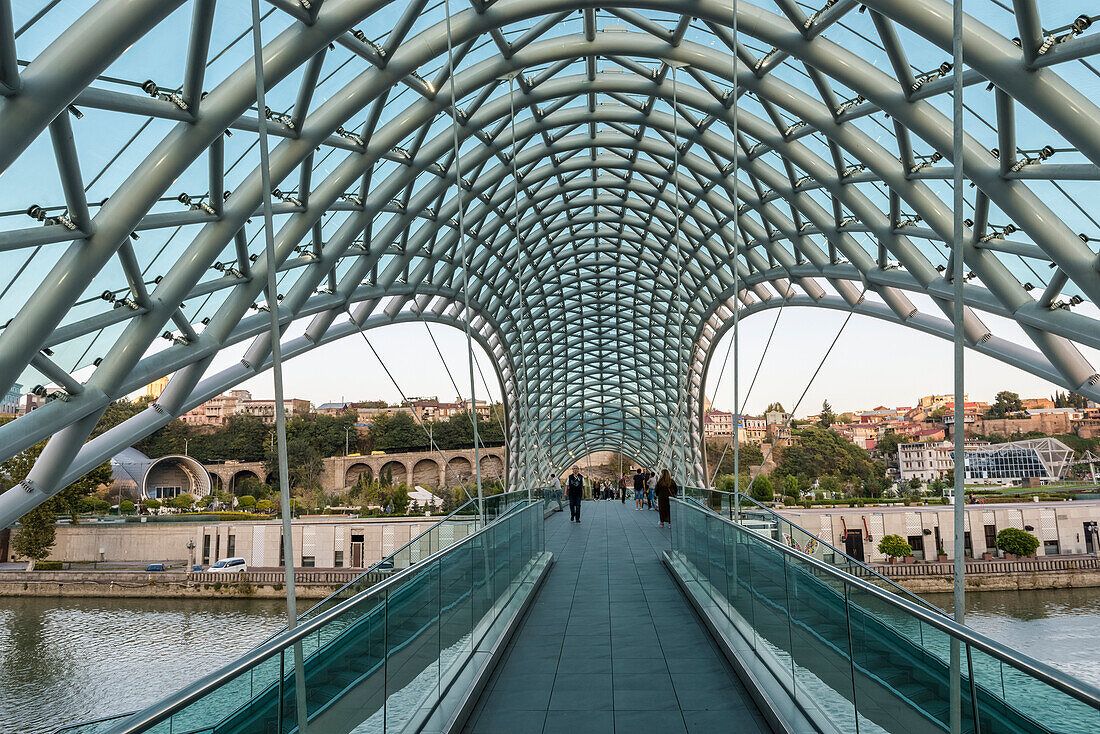 'Brücke des Friedens, ein Fußgängerstahl und eine Glasbrücke über den Kura; Tbilisi, Kakheti, Georgia'