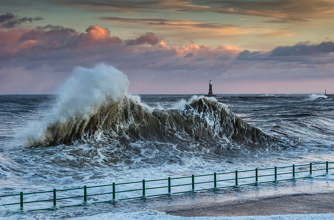 Steigende See während des Winters Stürme von der Nordostküste von England, Sunderland, Tyne und Wear, England