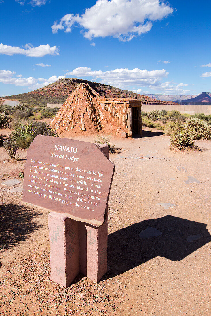 Eines der traditionell gebauten einheimischen Häusern, die Teil des Dorfdisplays am Eagle Point am West Grand Canyon sind, Arizona, Vereinigte Staaten von Amerika