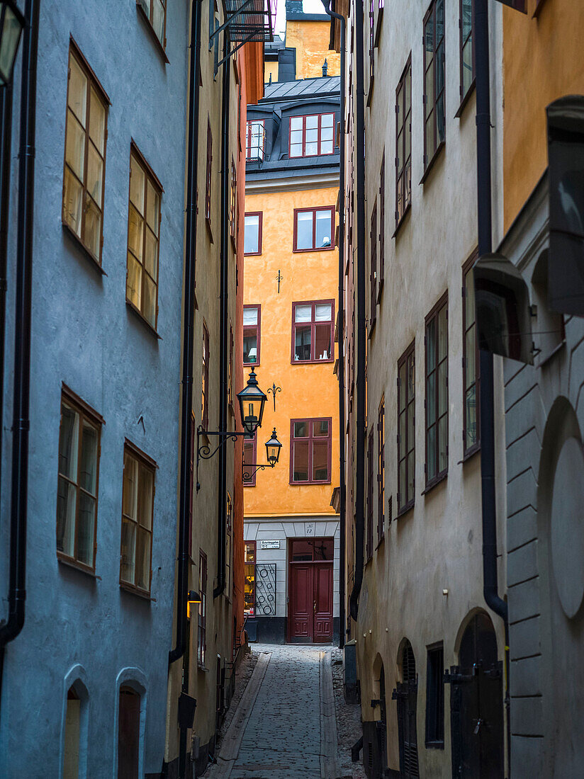 Schmale Straße zwischen Wohngebäuden, Stockholm, Schweden