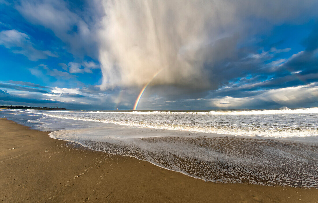 Ein Regenbogen in einer Sturmwolkenbildung entlang der Küste, South Shields, Tyne und Wear, England