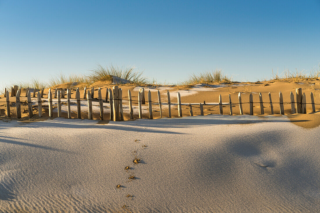 Ein Skiff von Schnee auf dem Sandstrand, South Shields, Tyne und Wear, England