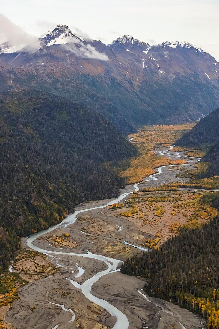 Ein kleiner Fluss fließt in einem Tal im Kenai-Gebirge, Alaska, Vereinigte Staaten von Amerika