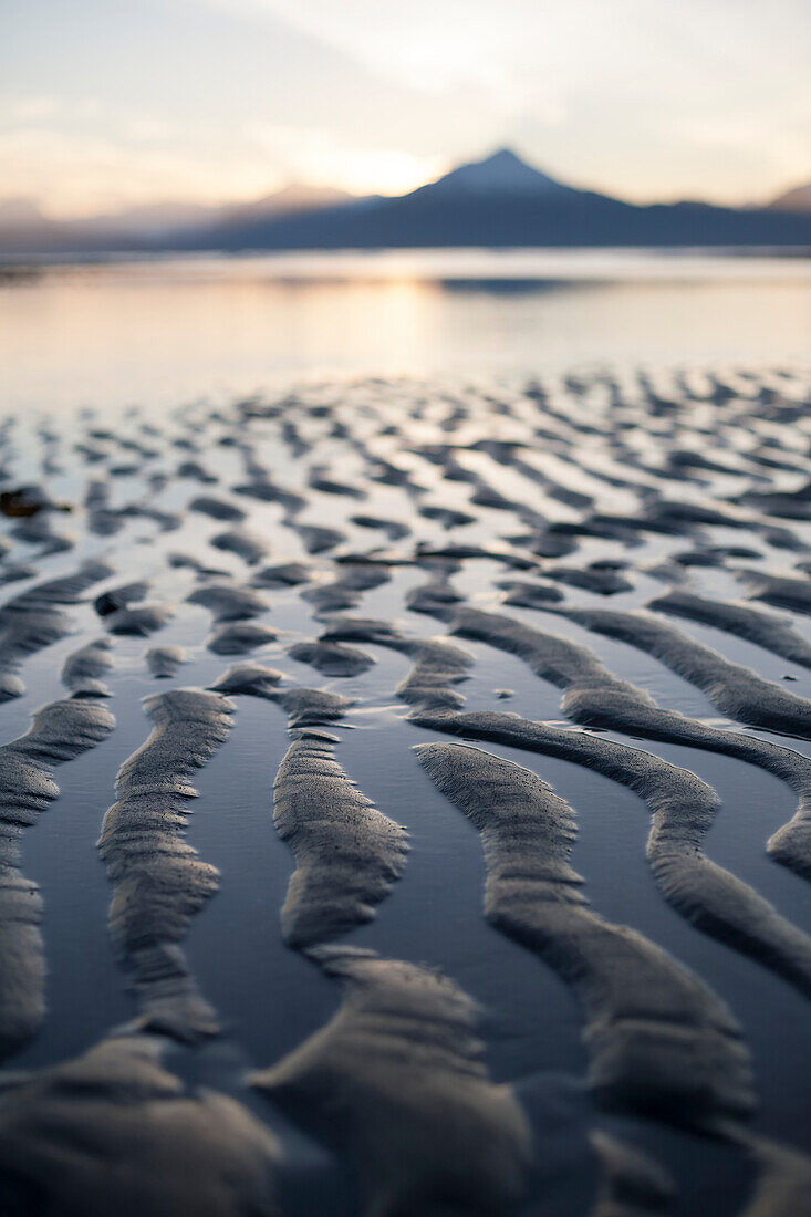 Close-up der Wellen und Gezeiten Pools an den Ufern der Wattflächen bei Sonnenuntergang, Homer, Alaska, Vereinigte Staaten von Amerika