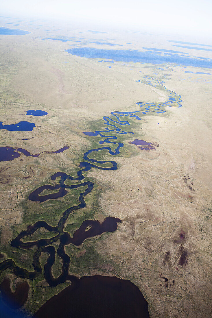 Fluss durch die Küstenebenen, North Slope Borough, Alaska, Vereinigte Staaten von Amerika