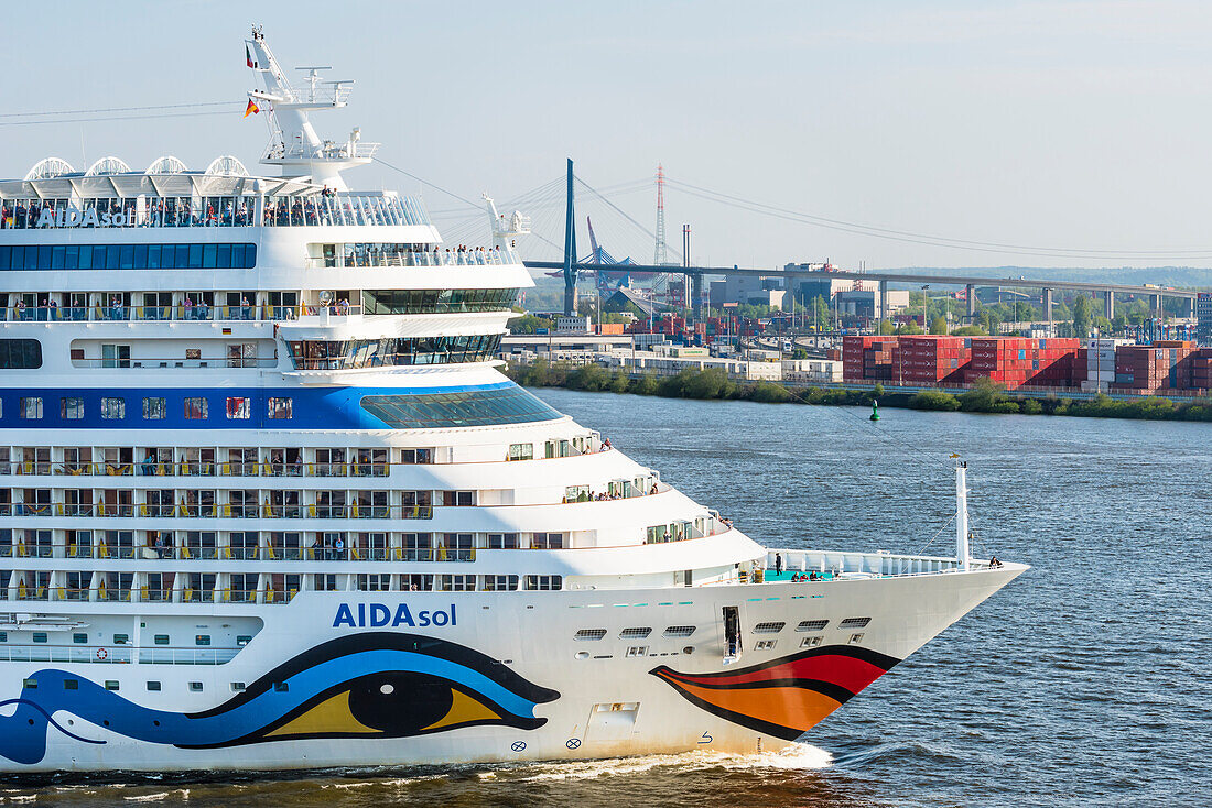 Das Kreuzfahrtschiff Aida Sol im Hamburger Hafen mit der Köhlbrandbrücke im Hintergrund, Hamburg, Deutschland
