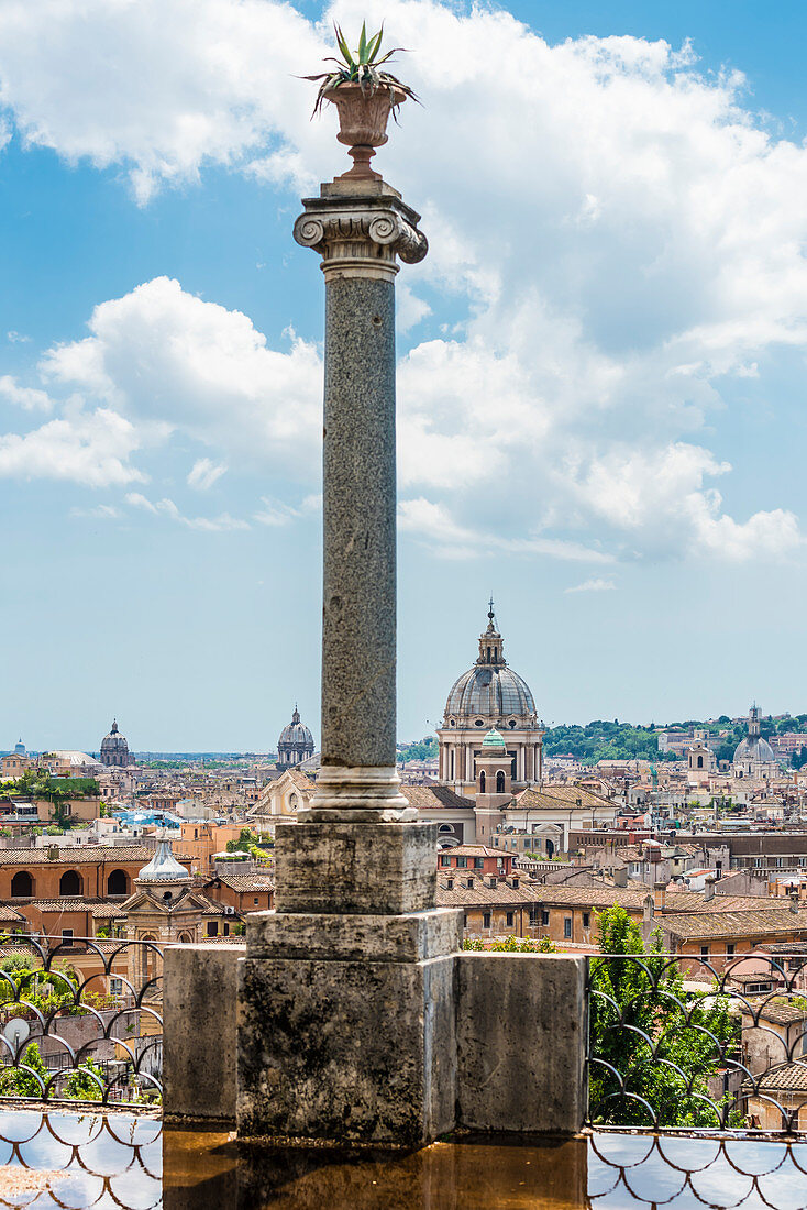 Panoramablick auf die Stadt von der Terrazza Viale del Belvedere , Rom, Latium, Italien
