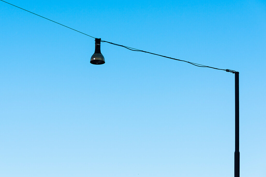 Eine alte Straßenlaterne vor blauem Himmel, Rom, Latium, Italien