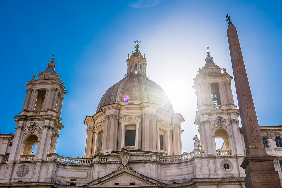 Die Kirche Sant'Agnese in Agone an der Piazza Navona im Gegenlicht, Rom, Latium, Italien