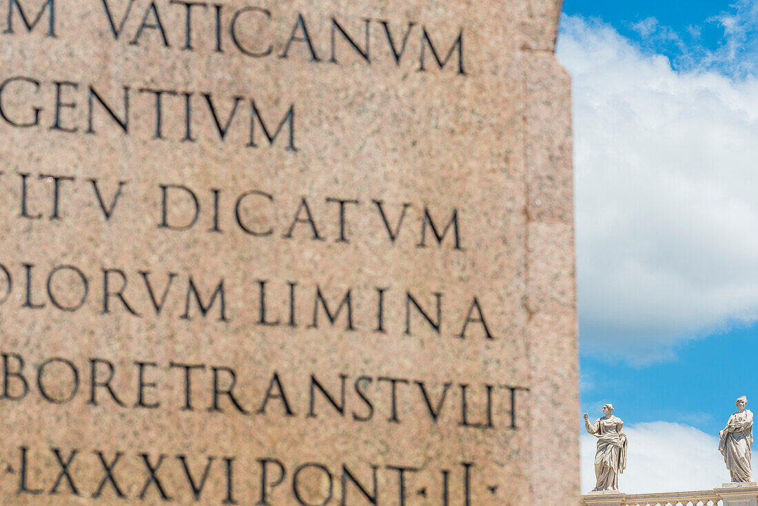Die Statuen auf dem Säulengang am Petersplatz Piazza San Pietro mit dem Obelsik, Rom, Latium, Italien