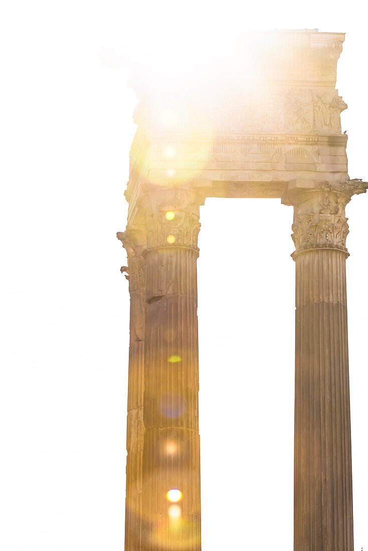Antike Säulen im Gegenlicht, Rom, Latium, Italien