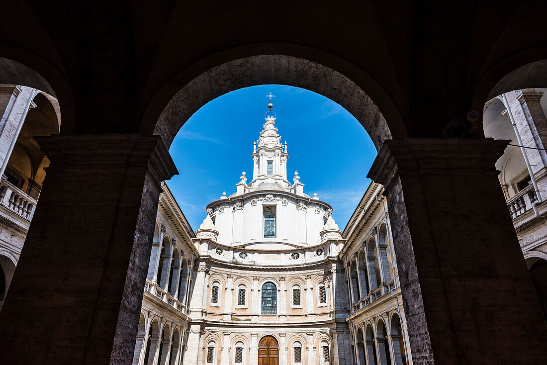 Der Innenhof der barocken Kirche Sant'Ivo alla Sapienza, Rom, Latium, Italien