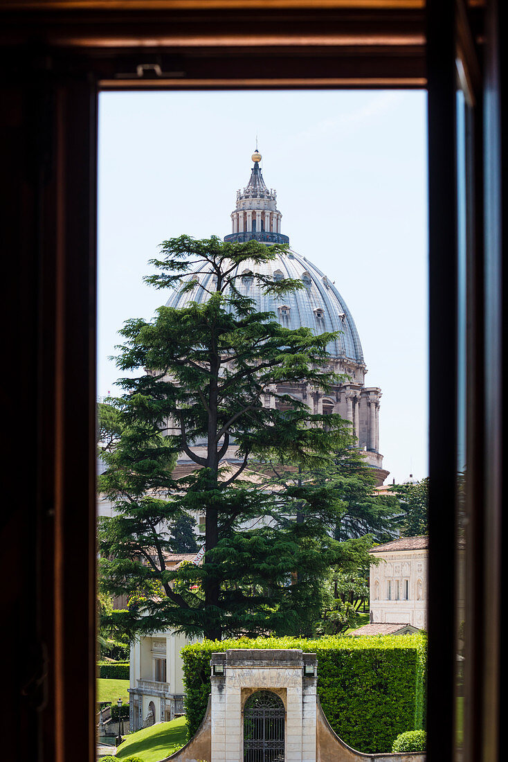Blick aus dem Fenster der Galerie in der Vatikanstadt auf den Petersdom, Rom, Latium, Italien