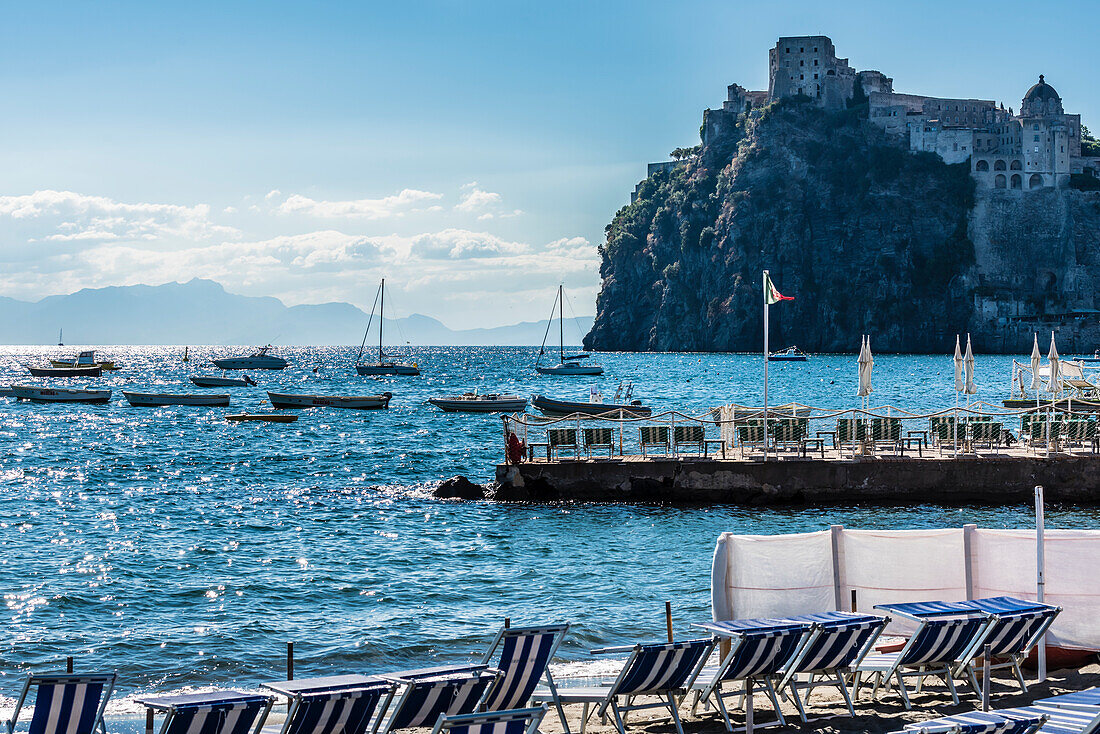 Die Festung Castello Aragonese auf einer Felseninsel in Ischia Ponte, Ischia, Golf von Neapel, Kampanien, Italien