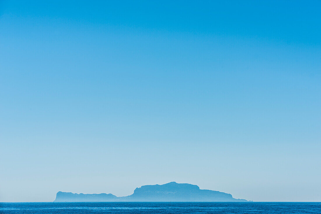 Eine der vielen Inseln im Gebiet Tyrrhenisches Meer im Mittelmeer, Golf von Neapel, Kampanien, Italien