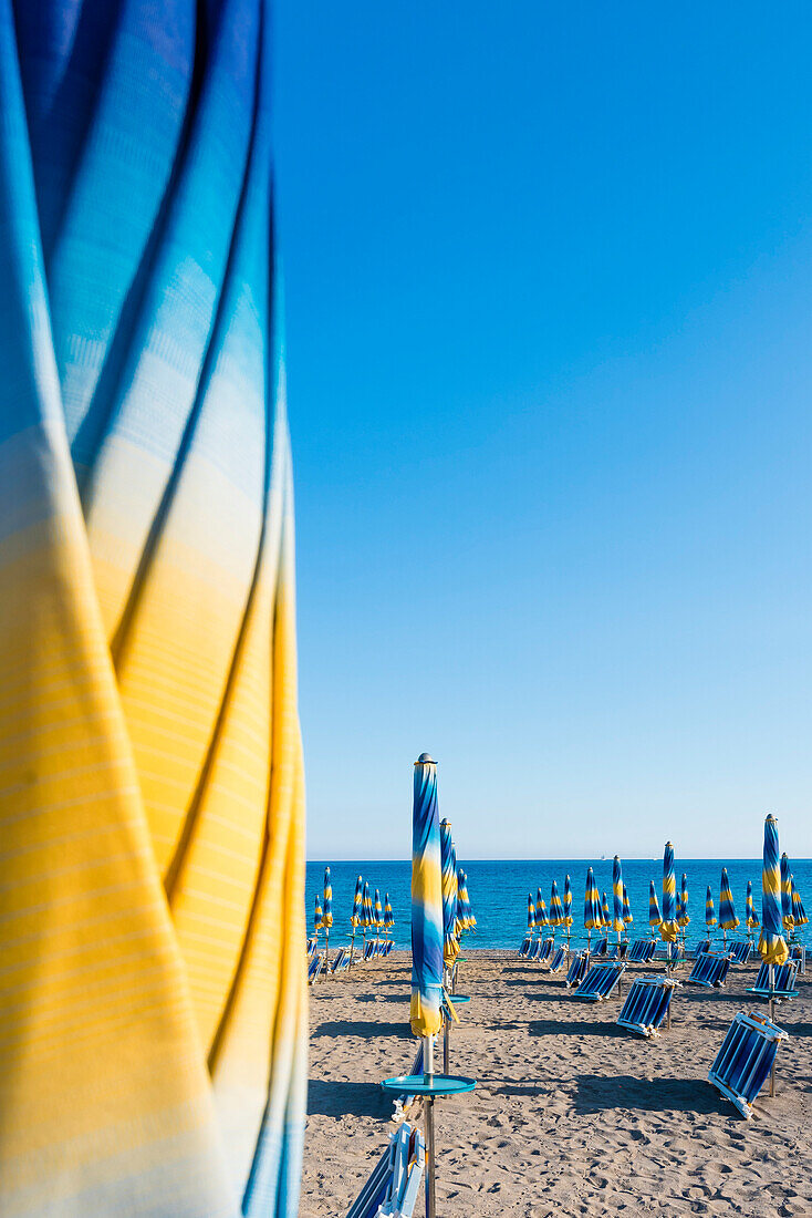 Sonnenschirme am leeren Sandstrand, Vietri sul Mare, Amalfiküste, Kampanien, Italien