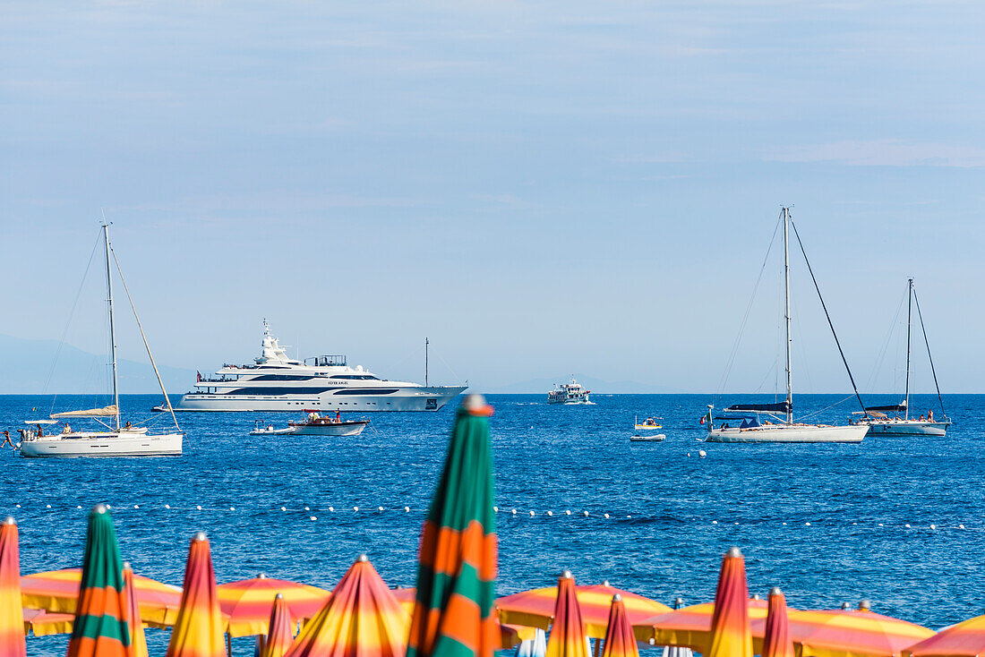 Blick vom Strand auf die Yachten und Boote im Tyrrhenischen Meer , Positano, Amalfiküste, Kampanien, Italien