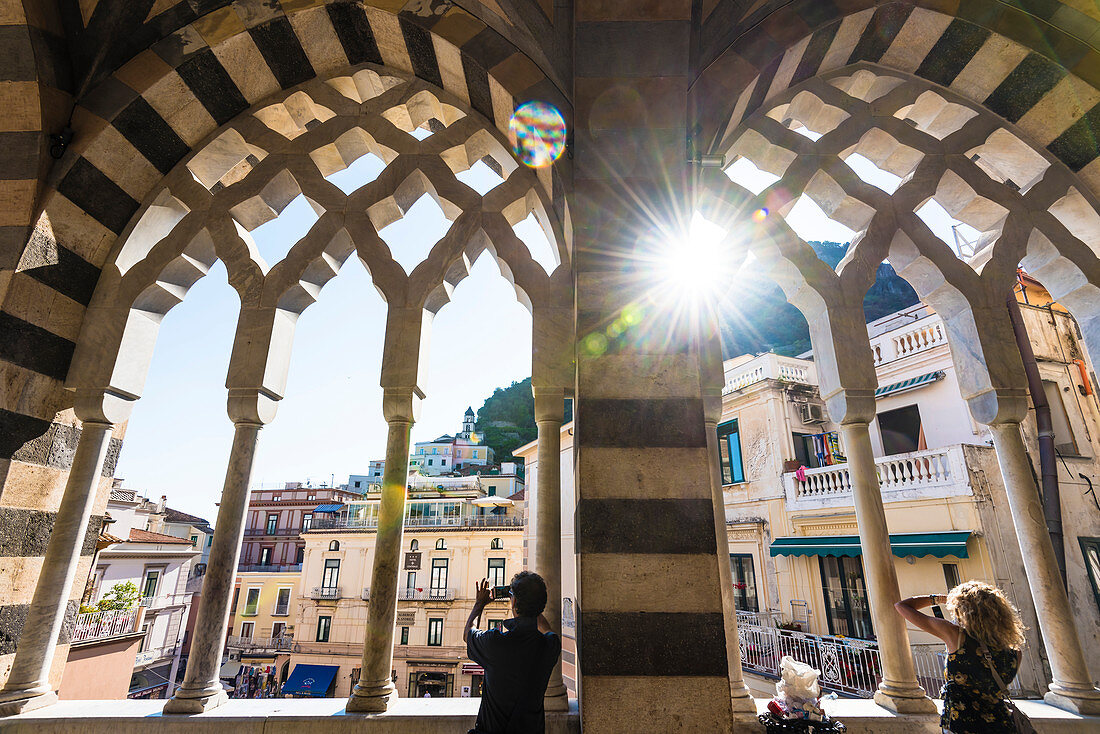 Blick im Gegenlicht vom Dom auf die Stadt mit den Häusern der Altstadt, Amalfi, Amalfiküste, Kampanien, Italien
