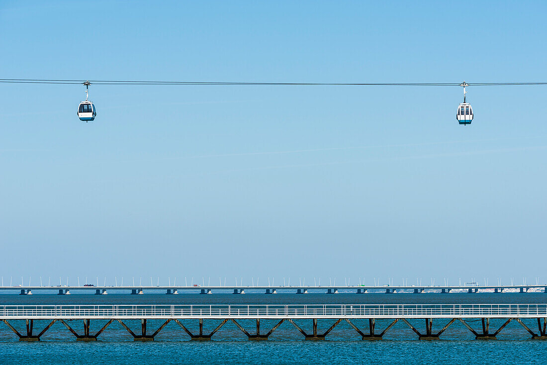 Die Gondelbahn Teleférico do Parque das Nações im Parque das Nações vor der Kulisse des Flußes Tajo, Lissabon, Portugal