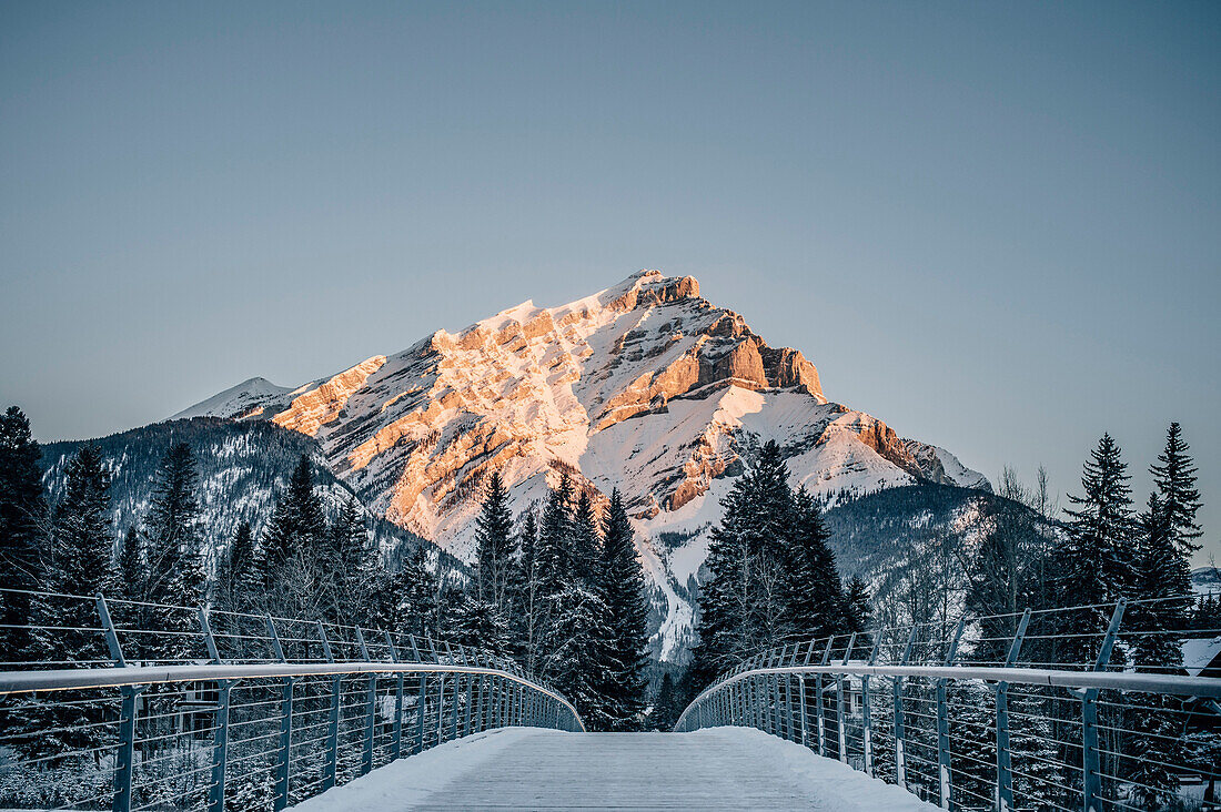 Mann auf einer Brücke, Banff, Banff National Park, Alberta, Winter, Schnee, Berge, Kanada, Nordamerika