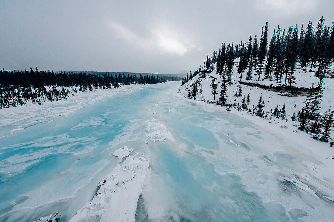Zugefrorener Fluss, Saskatchewan River Crossing, Jasper Nationalpark, Alberta, Kanada, Nordamerika