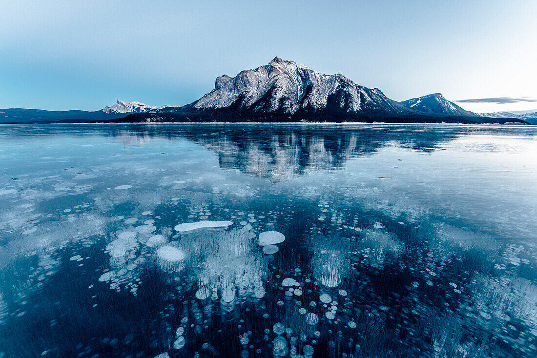 Gasblasen im Abraham Lake, Abraham Lake, Jasper Nationalpark, Alberta, Kanada, Nordamerika