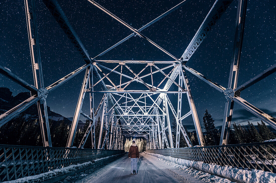 Mann auf Brücke über den Bow River bei Nacht, Castle Junction, Banff Town, Bow Tal, Banff National Park, Alberta, Kanada, Nordamerika