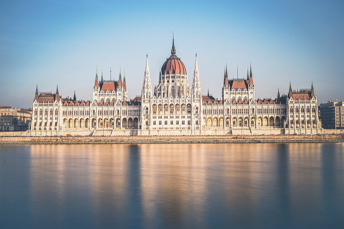 Ungarisches Parlamentsgebäude über die Donau, Budapest, Ungarn, Europa