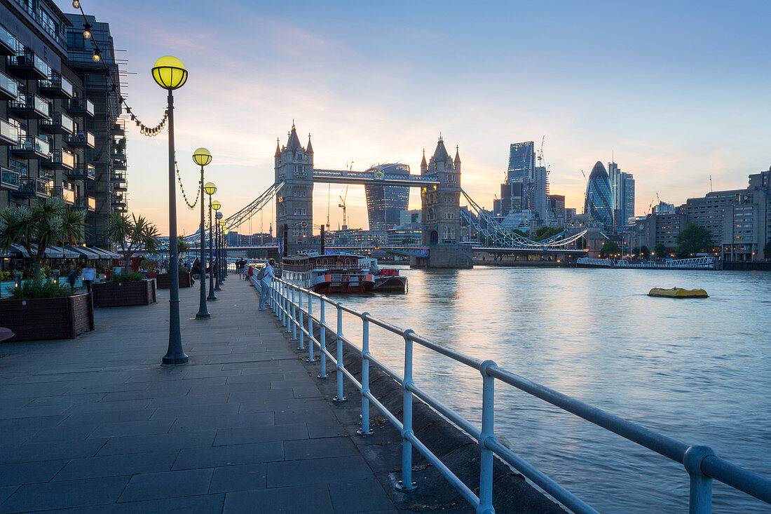 Tower Bridge und City of London Skyline von Butler Wharf bei Sonnenuntergang, London, England, Vereinigtes Königreich, Europa