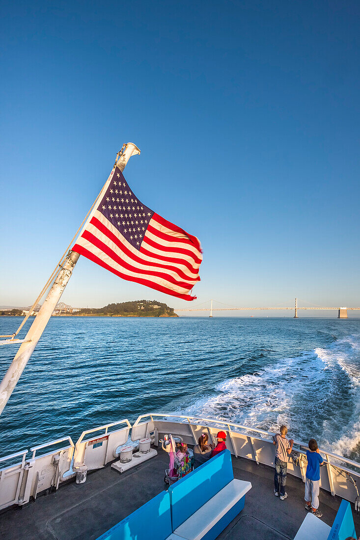 Amerikanische Flagge auf einer Fähre nahe San Francisco, Kalifornien, USA