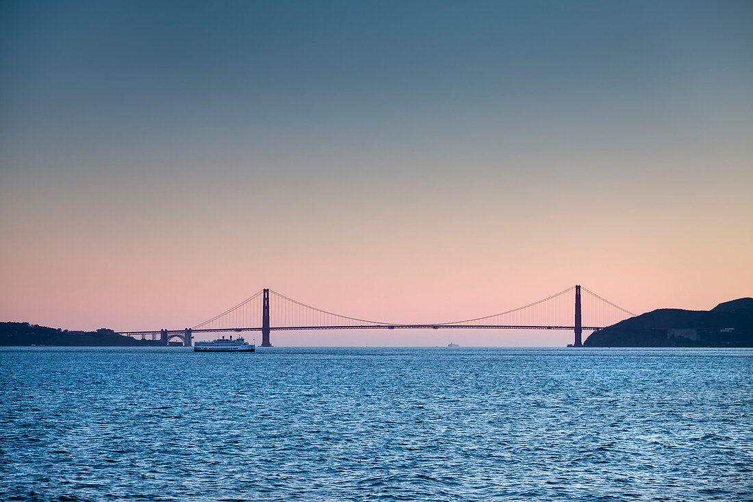 Golden Gate Bridge bei Sonnenuntergang, San Francisco, Kalifornien, USA