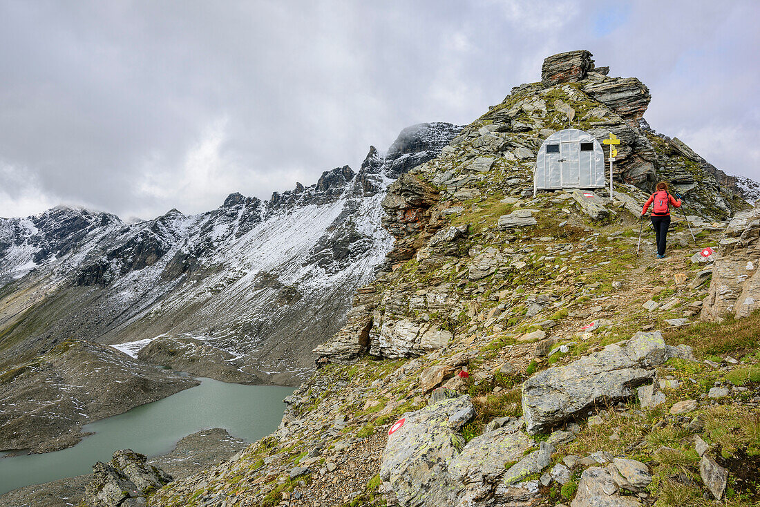 Frau beim Wandern steigt zu Biwak auf, Weißgerber-Biwak, Feldseescharte, Tauern-Höhenweg, Hohe Tauern, Salzburg, Österreich