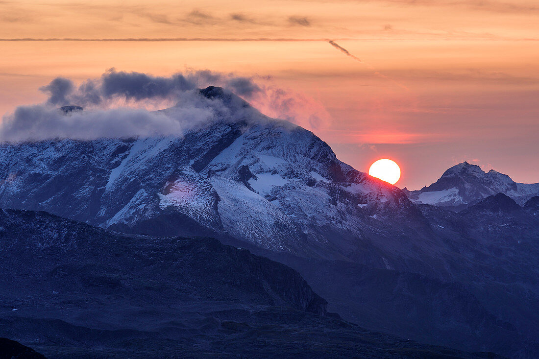 Sonnenaufgang zwischen Ankogel und Großer Hafner, Feldseescharte, Tauern-Höhenweg, Hohe Tauern, Salzburg, Österreich