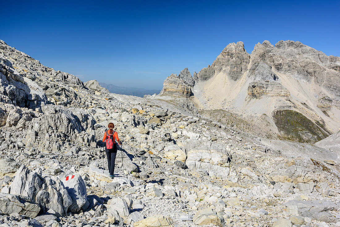 Frau beim Wandern steigt vom Großen Mosermandl ab, Faulkogel im Hintergrund, Großes Mosermandl, Riedingtal, Radstädter Tauern, Niedere Tauern, Kärnten, Österreich
