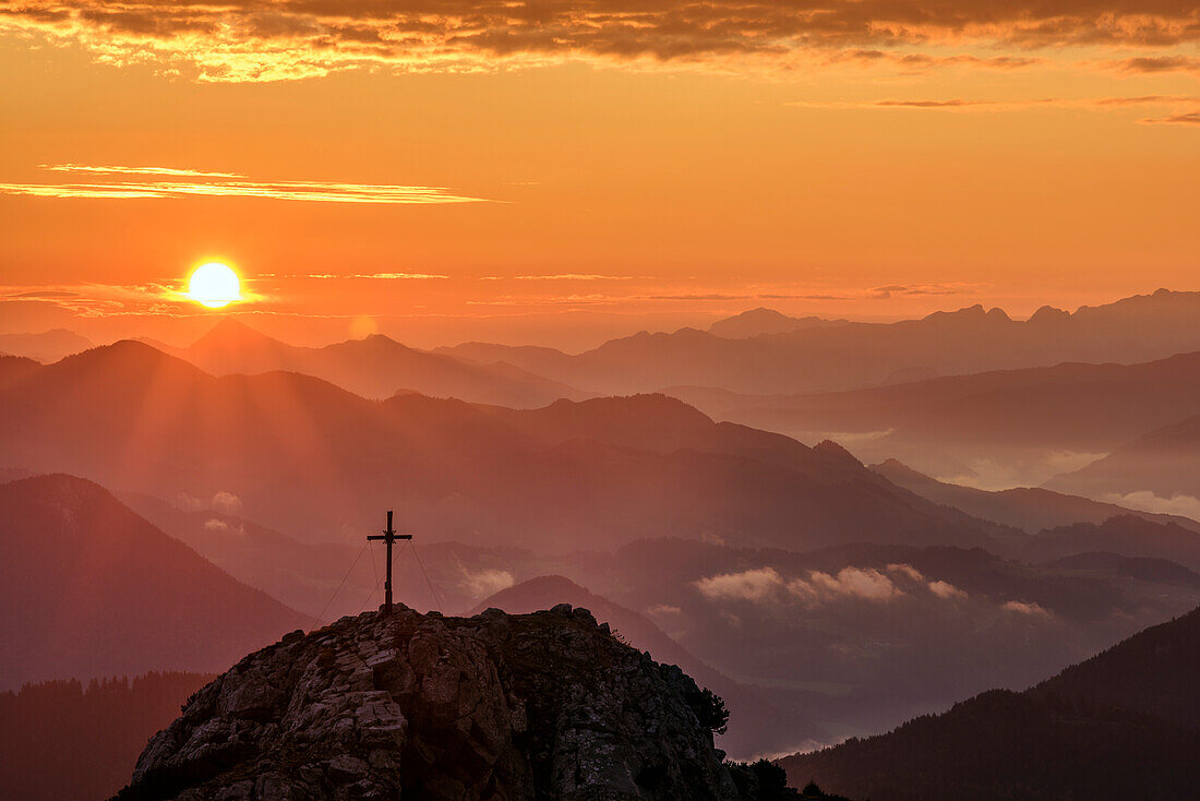 Sonnenaufgang über Kasererwand, Chiemgauer Alpen im Hintergrund, vom Wildalpjoch, Sudelfeld, Mangfallgebirge, Bayerische Alpen, Oberbayern, Bayern, Deutschland