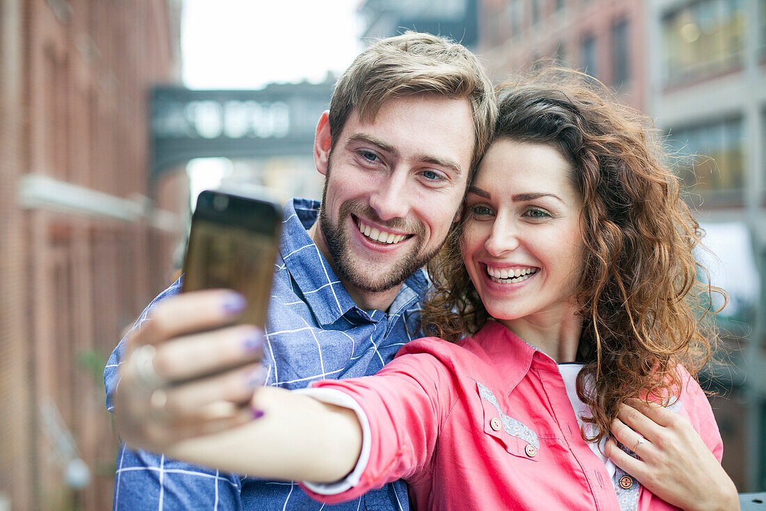 Paar nimmt ein selfie zusammen im Freien