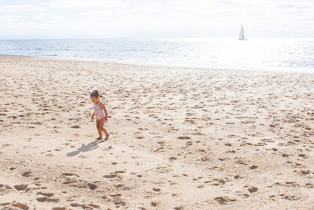 Kleines Mädchen zu Fuß am Strand