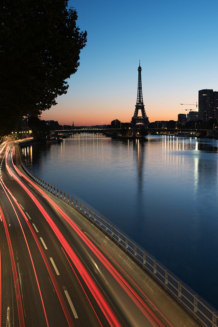 Frankreich, Paris, Lichtwege entlang der Seine in der Dämmerung