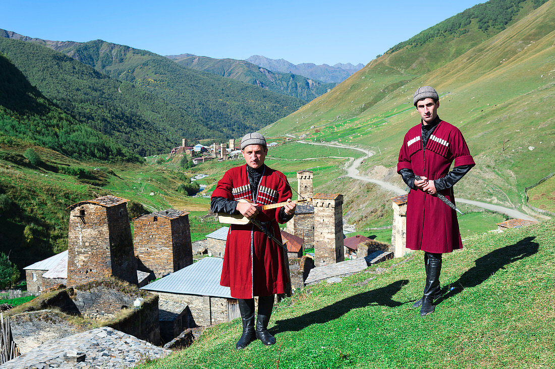 Georgische Musiker in folkloristischer Kleidung mit Panduri-Instrument und Dolch, Ushguli, Swanetien, Georgien, Zentralasien, Asien
