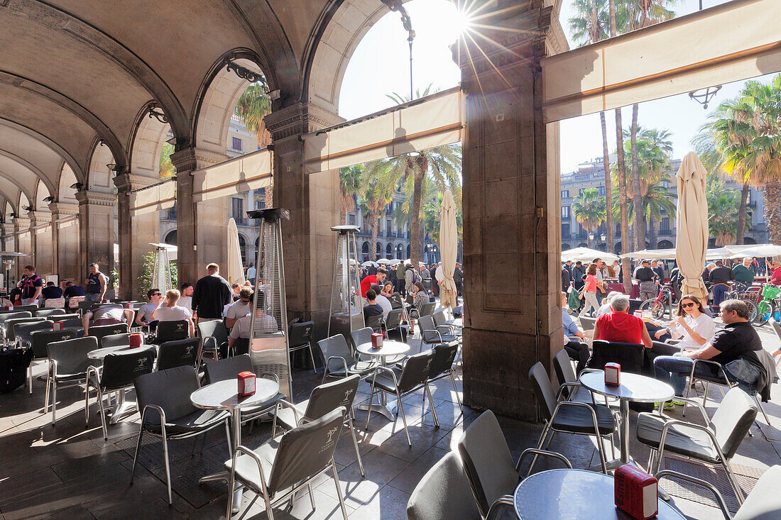 Straßencafé bei Placa Reial, Barri Gotic, Barcelona, Katalonien, Spanien, Europa