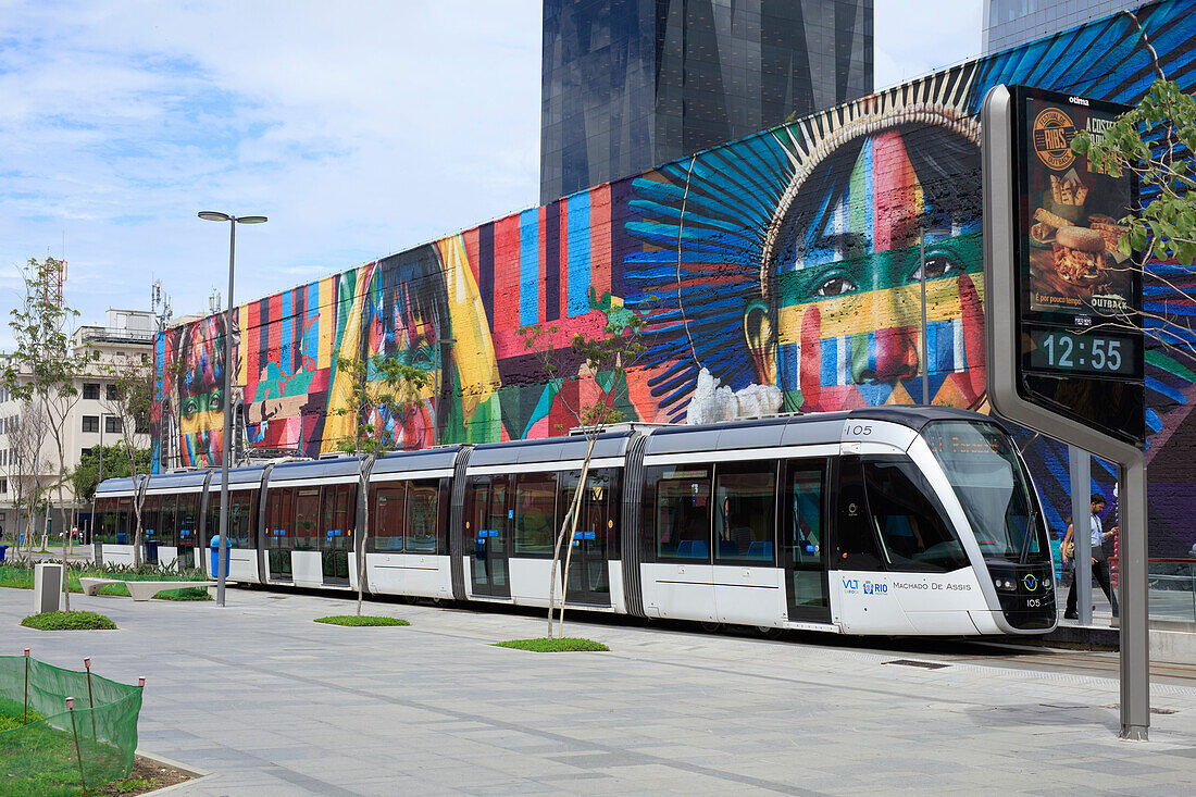 Die neue VLT-Straßenbahn von Rio de Janeiro vor einem Wandgemälde von Kobra im Hafengebiet Porto Maravilha, Rio de Janeiro, Brasilien, Südamerika