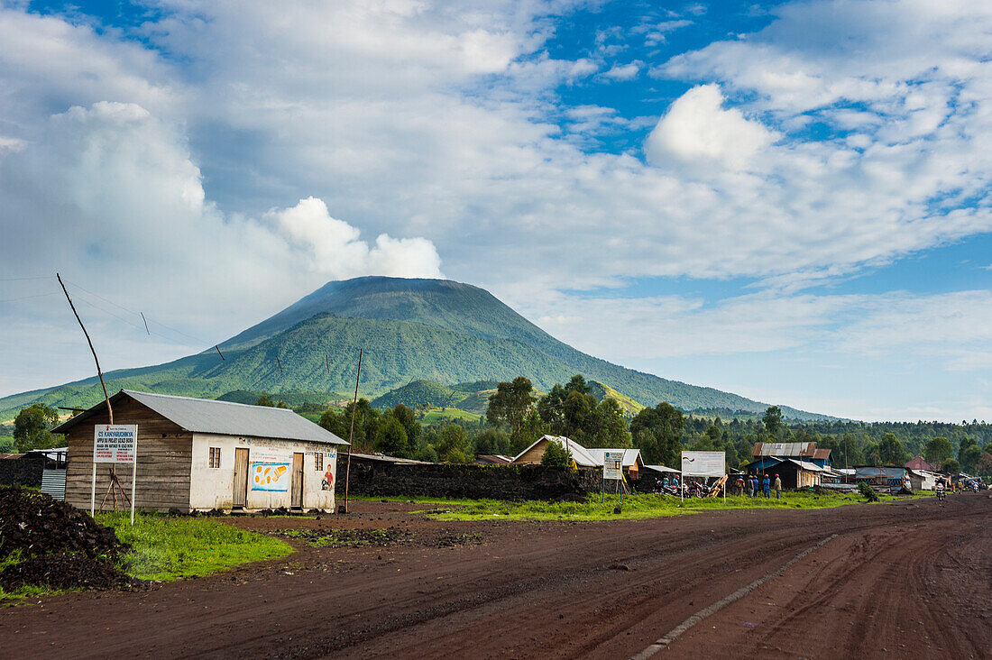 Der Berg Nyiragongo ragt hinter der Stadt Goma, Demokratische Republik Kongo, Afrika