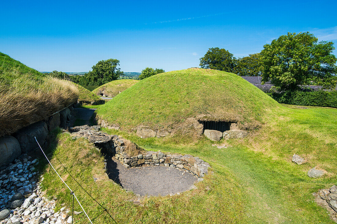 Knowth, Neolithic passage grave, UNESCO World Heritage Site, prehistoric Bru na Boinne, Valley of the River Boyne, County Meath, Leinster, Republic of Ireland, Europe